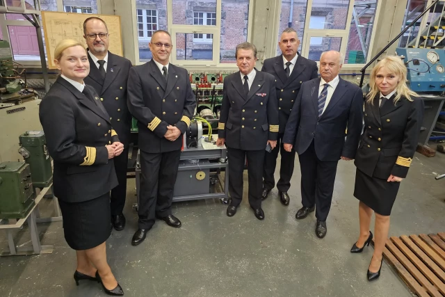 Przedstawiciele WM podczas przekazania stanowiska dydaktyczno-badawczego od Fundacji Lechosława Bar Wsparcia Edukacji Morskiej dla PM