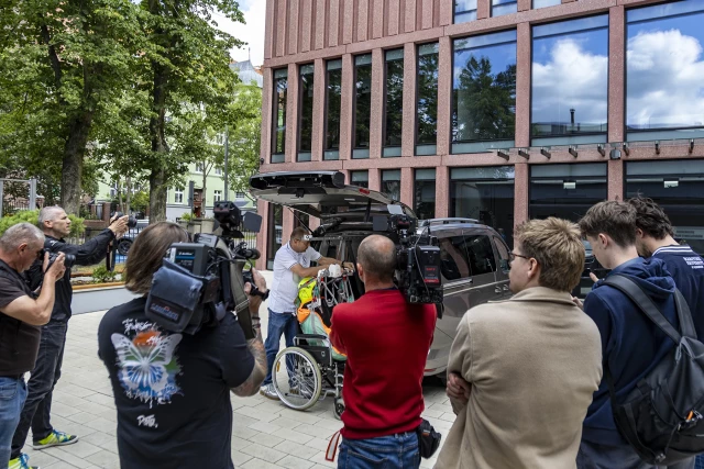 Przedstawiciele mediów obserwują pokaz działania samochodowej komfortki - wynalazku naukowców z Politechniki Morskiej w Szczecinie
