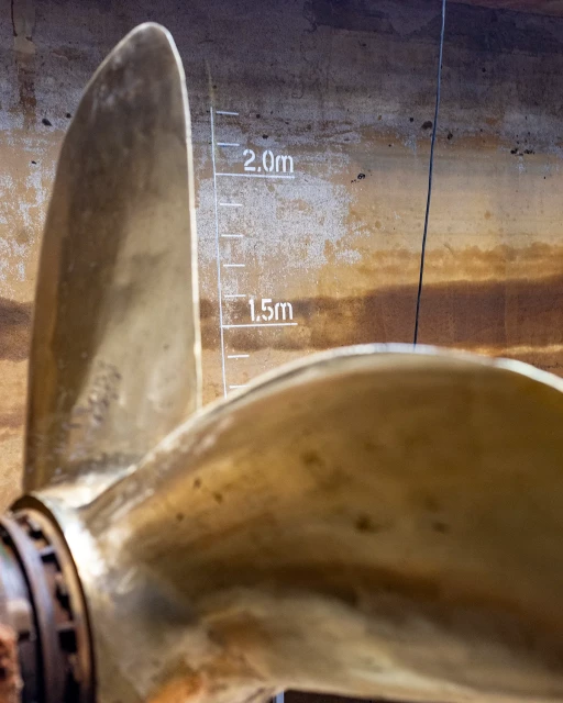 Śruba w basenie śrubowym w Laboratorium Siłowni Okrętowych Wydziału Mechanicznego PM