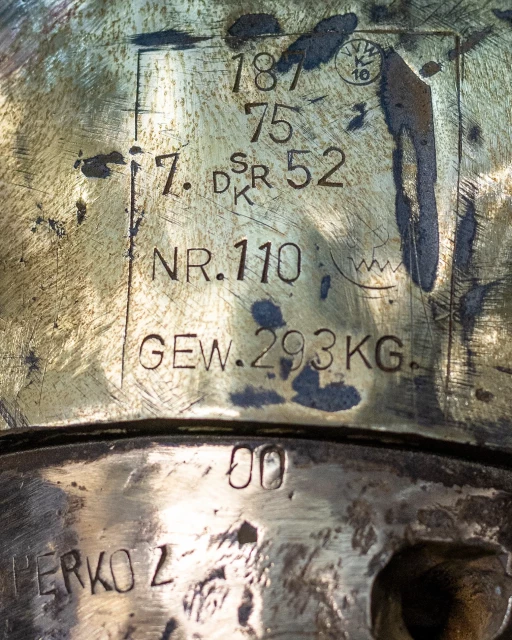 Znak na śrubie lugotrawlera Perkoz - śruba obecnie działa w Laboratorium Siłowni Okrętowych Wydziału Mechanicznego PM