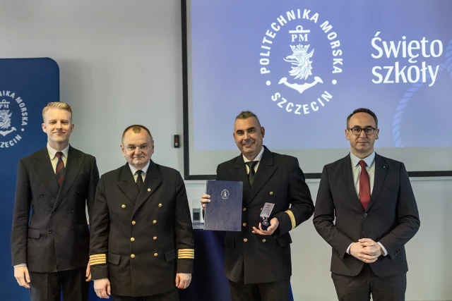 Zdjęcia z wręczenia Medalu Honorowego prof. Leszkowi Chybowskiemu