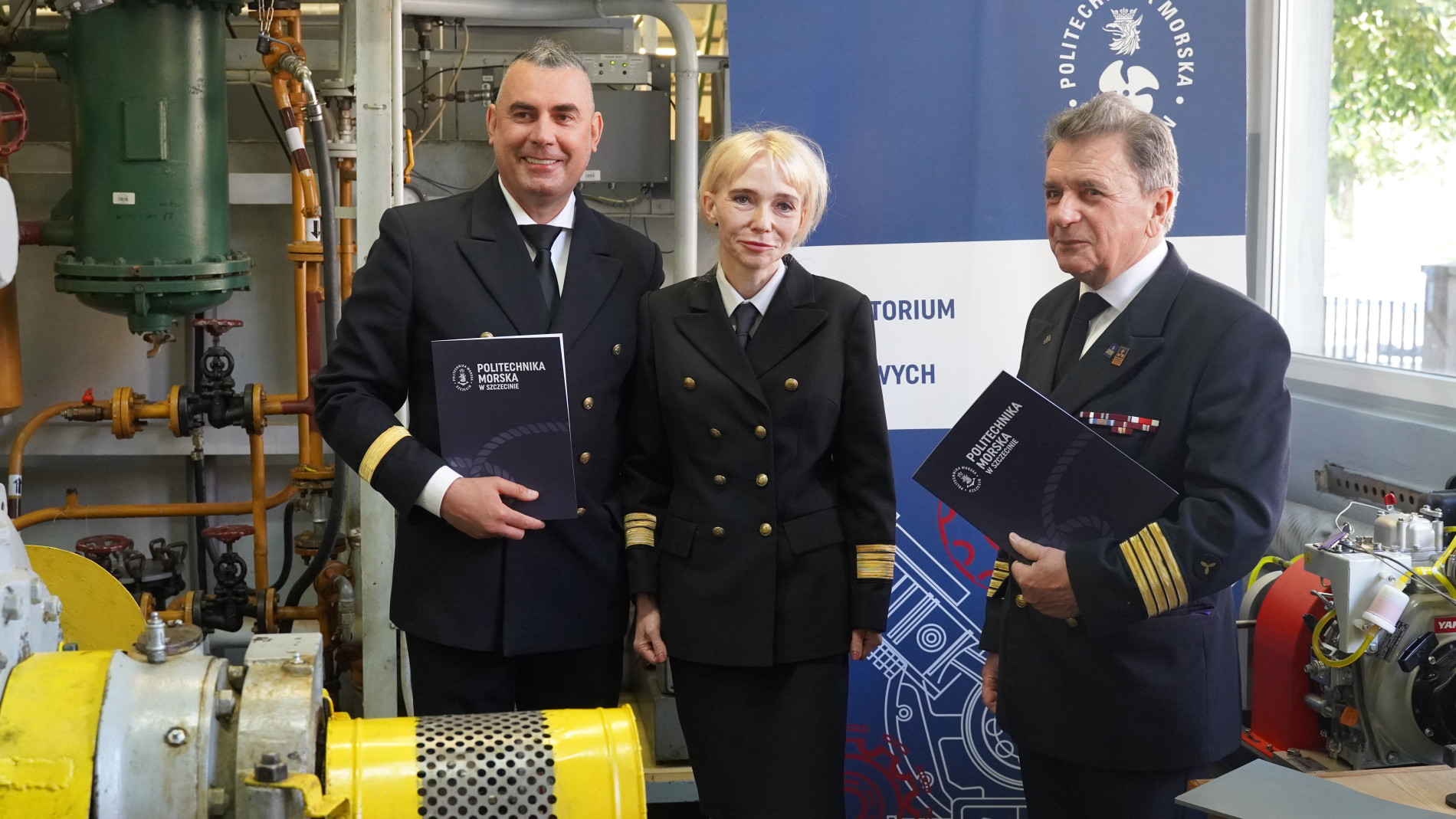 Leszek Chybowski, Katarzyna Gawdzińska, Lechosław Bar podczas przekazania nowego stanowiska naukowo-dydaktycznego w Laboratorium Siłowni Okrętowych, fot. Tomasz Kwiatkowski