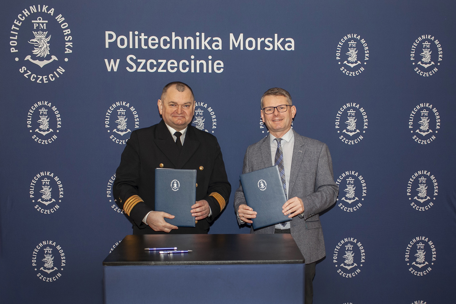 Przedstawiciele Politechniki Morskiej w Szczecinie i przedstawiciel firmy Ekoenergetyka po podpisaniu porozumienia o współpracy w obszarze działalności badawczo-rozwojowej.