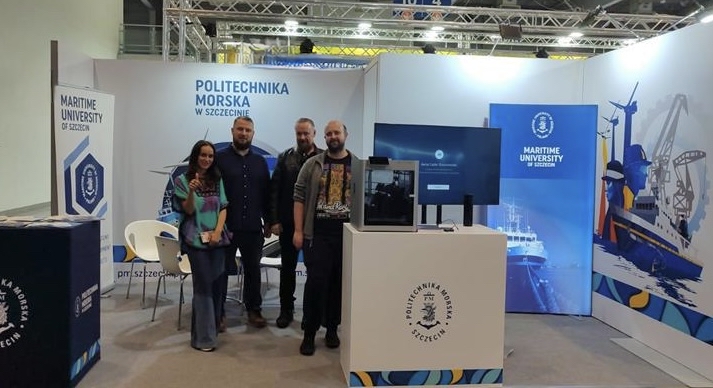 Pracownicy WMiE na stanowisku targowym w Poznaniu