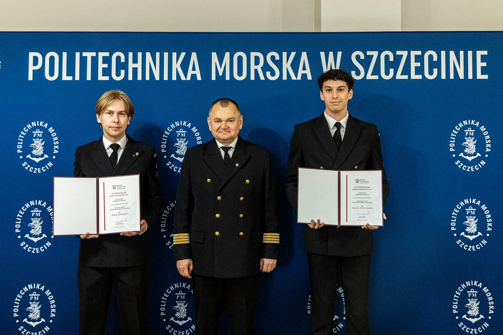 Laureaci Stypendiów Ministra Infrastruktury oraz JM Rektor PM Wojciech Ślączka