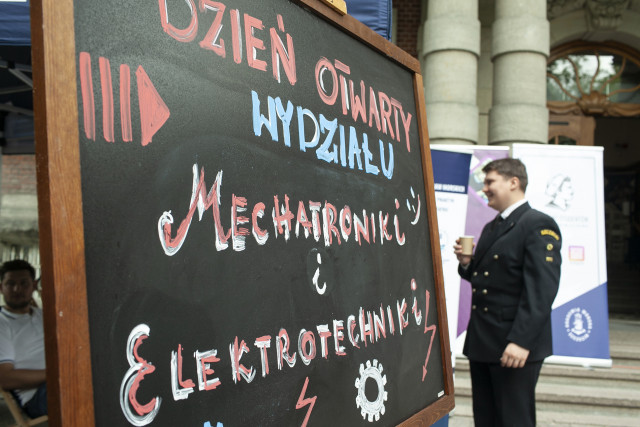 Student mechatroniki na dniu otwartym Wydziału Mechatroniki i Elektrotechniki AMs