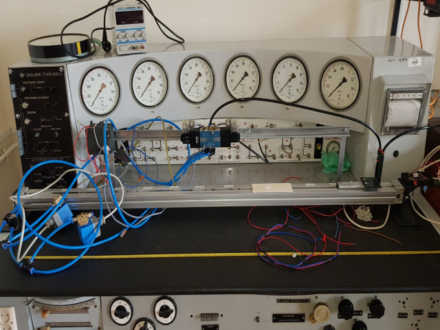 Uniwersalne stanowisko do testowania elektropneumatycznych elementów automatyki