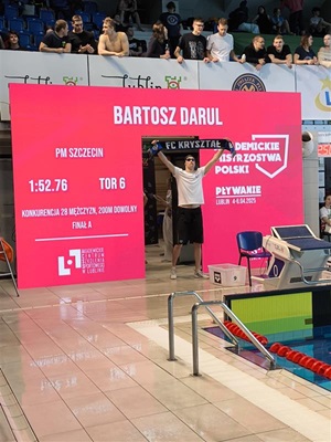 Bartosz Darul przed startem na 200 m stylem dowolnym.