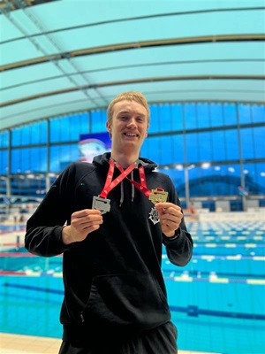 Bartosz Darul z otrzymanymi medalami.