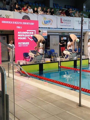 Start Bartosz Darula na 200 m stylem motylkowym.