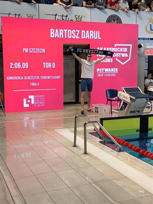 Bartosz Darul przed startem na 200 m stylem motylkowym.
