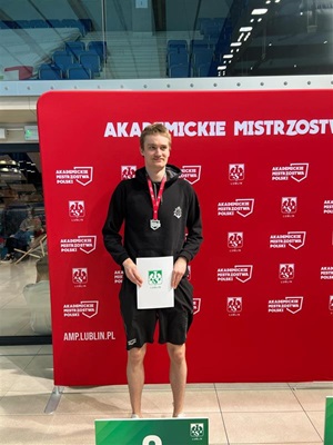 Bartosz Darul z dyplomem za 200 m stylem motylkowym.