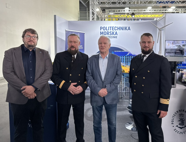 Dr hab. inż. Andrzej Ziółkowski, prof. PP, prof. dr hab. inż. Mirosław Pajor, prof. dr hab. inż. Jerzy Merkisz, dr inż. Paweł Herbin na stanowisku targowym