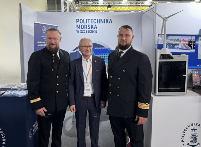 Prof. dr hab. inż., inż. mech. Włodzimierz Fleischer, dr inż. Paweł Herbin na stanowisku targowym