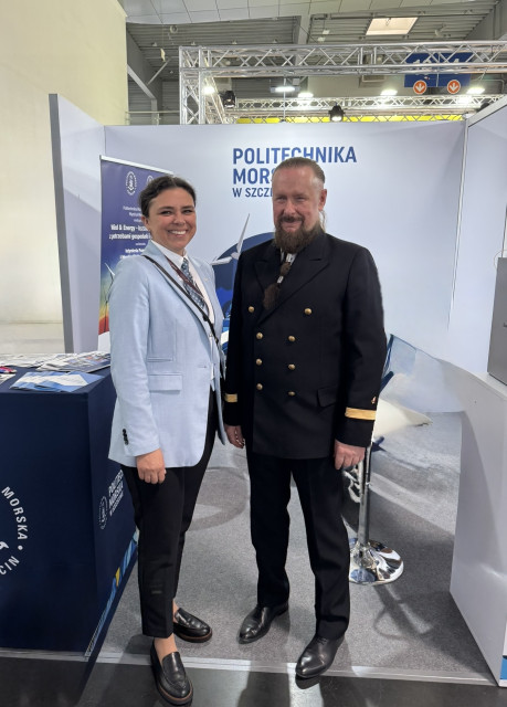Dr hab. inż. Magdalena Niemczewska-Wójcik, prof. PK, prof. dr hab. inż. Mirosław Pajor na stanowisku targowym