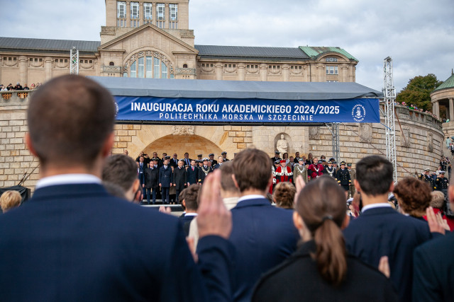 Studenci niemundurowi składają przysięgę podczas inauguracji roku akademickiego 2024/25 na Politechnice Morskiej