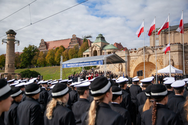 Studenci Politechniki Morskiej podczas inauguracji roku akademickiego u podnóża Wałów Chrobrego w Szczecinie