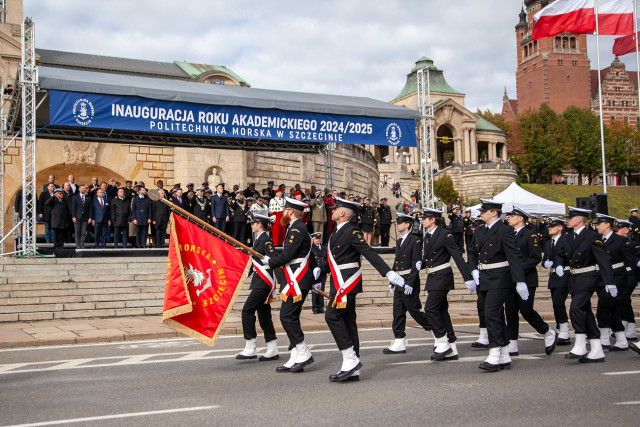 Kompania Honorowa PM defiluje na uroczystości inauguracji roku akademickiego 2024/25na Politechnice Morskiej w Szczecinie