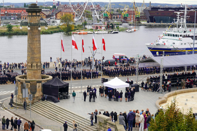 Uczestnicy inauguracji roku akademickiego u podnóża Wałów Chrobrego w Szczecinie - widok z góry z Tarasów Hakena