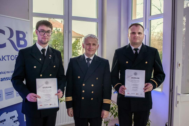 Jakub Ślęczka, Dziekan WMiE Maciej Kozak , opiekun KNE Marek Staude - zdjęcie pozowane