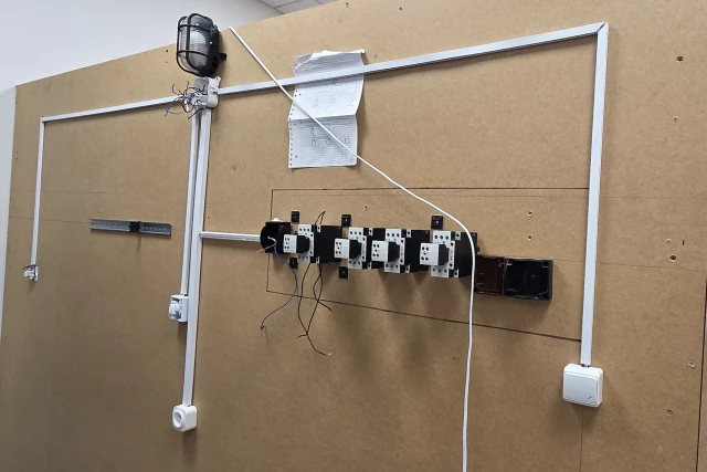 Wyposażenie Laboratorium Aparatów Elektrycznych (1) WMiE PM 2026