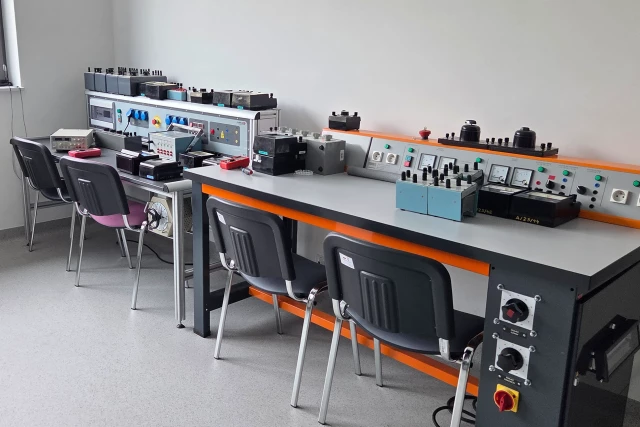 Wyposażenie Laboratorium Elektrotechniki (1) WMiE PM 2026