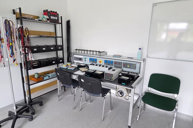 Wyposażenie Laboratorium Elektrotechniki (2) WMiE PM 2026