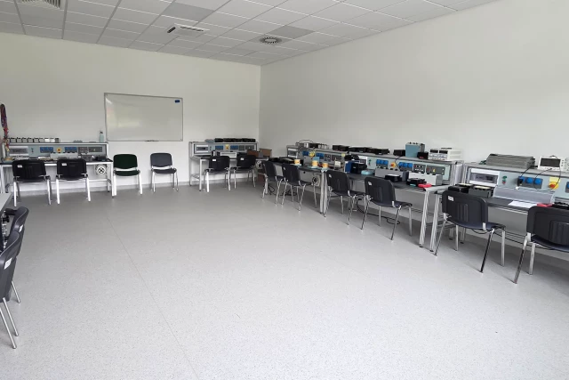 Wyposażenie Laboratorium Elektrotechniki (3) WMiE PM 2026