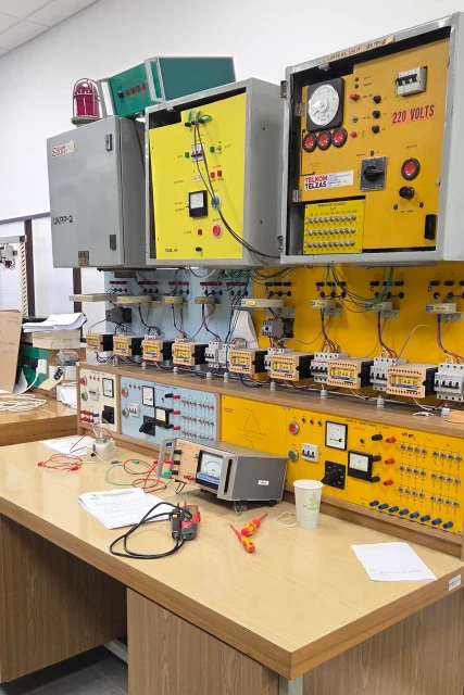 Wyposażenie Laboratorium Elektrotechniki Okrętowej (3) WMiE PM 2026