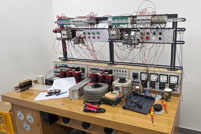 Wyposażenie Laboratorium Elektrotechniki Okrętowej (4) WMiE PM 2026