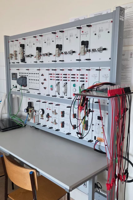 Wyposażenie Laboratorium Pneumatyki (2) WMiE PM 2026