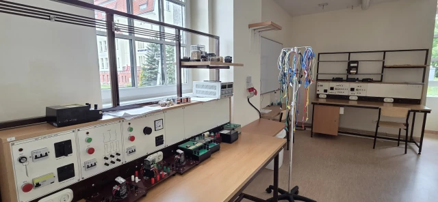 Wyposażenie Laboratorium Podstaw Energoelektroniki w Bud1 (1) WMiE PM 2026