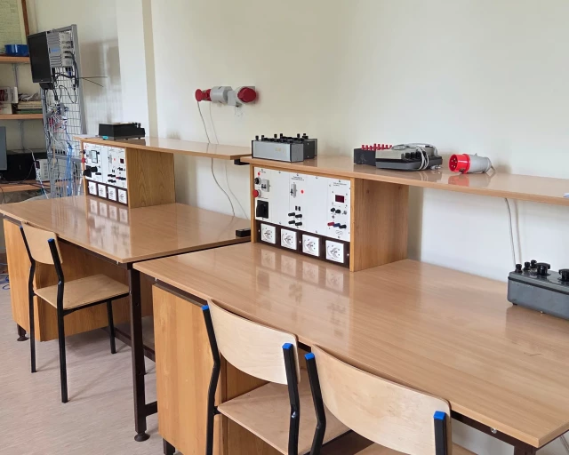 Wyposażenie Laboratorium Podstaw Energoelektroniki w Bud1 (2) WMiE PM 2026