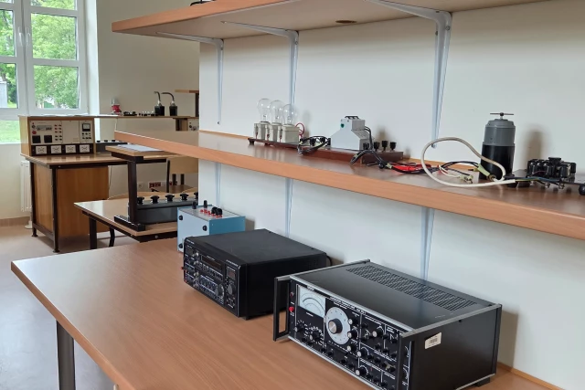 Wyposażenie Laboratorium Podstaw Energoelektroniki w Bud1 (3) WMiE PM 2026