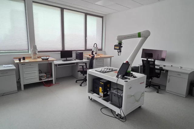 Wyposażenie Laboratorium Robotów Przemysłowych (1) WMiE PM 2026