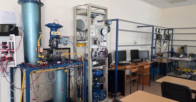 Wyposażenie Laboratorium Układów Pneumatyczno-Elektronicznych (1) WMiE PM 2026