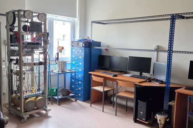 Wyposażenie Laboratorium Układów Pneumatyczno-Elektronicznych (2) WMiE PM 2026