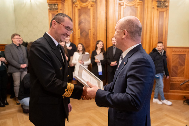 Paweł Prajzendanc odbiera wyróżnienie Prezydenta Piotra Krzystka, fot. facebook.com/PrezydentSzczecina