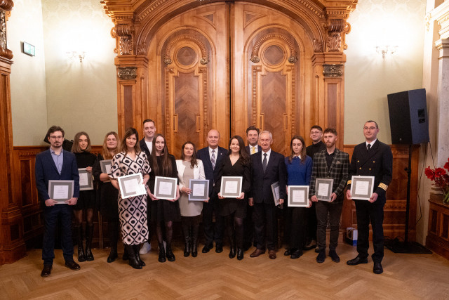 Nagrodzeni i wyróżnieni przez Prezydenta Piotra Krzystka- zdjęcie grupowe, fot. facebook.com/PrezydentSzczecina