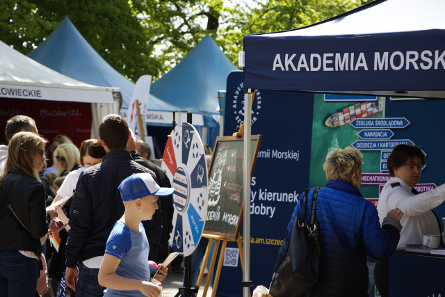 Piknik nad Odrą - przed budynkiem Akademii Morskiej