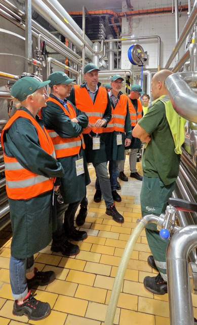Przedstawiciele Wydziału Mechatroniki i Elektrotechniki oraz Wydziału Inżynieryjno-Ekonomicznego Transportu podczas wizyty w Browarze Bosman Grupy Carlsberg