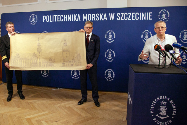 Prorektor ds. nauki Artur Bejger i dyrektor Archiwum Państwowego w Szczecinie prezentują plan budynku PM z roku 1914