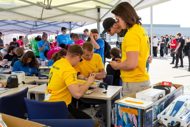 Drużyna pod patronatem firmy Fanuc podczas regulacji łódki