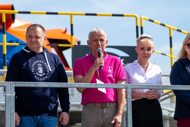 Dziekan WMiE otwierający zawody