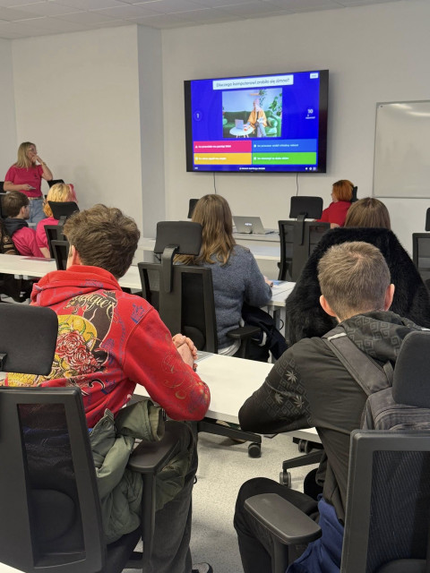 Studenci i pracownicy WM i WMiE PM podczas obchodów Międzynarodowego Dnia Studentów 