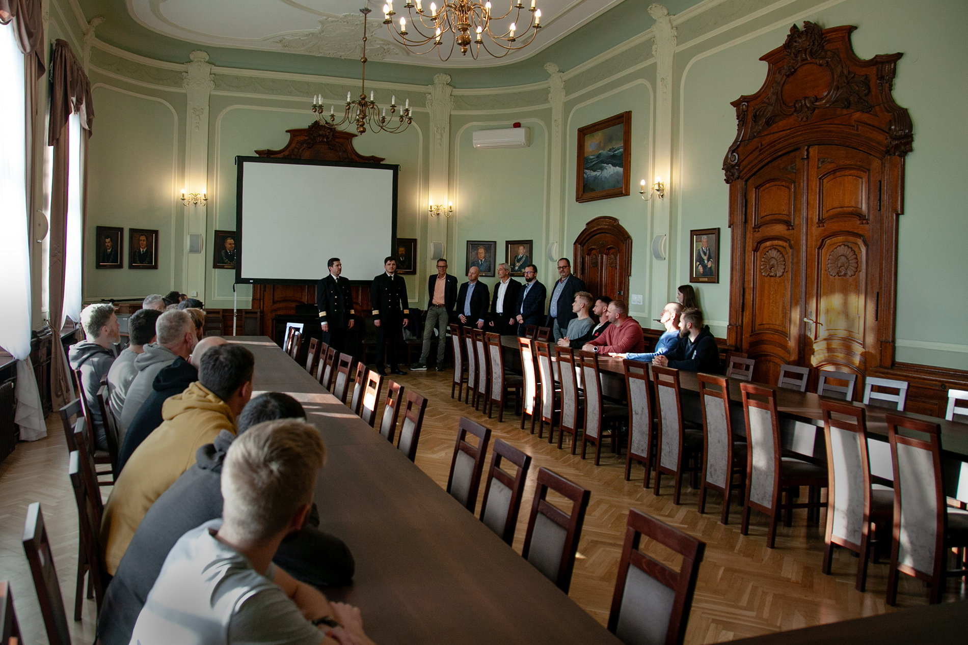 Przedstawiciele PM oraz Skive College podczas spotkania z kursantami