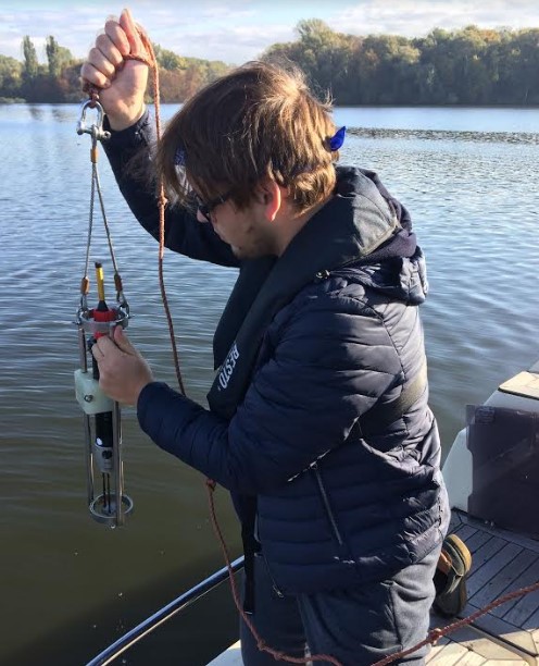 Rys.  1. Pomiar prędkości dźwięku w wodzie - sensor Valeport Mini.