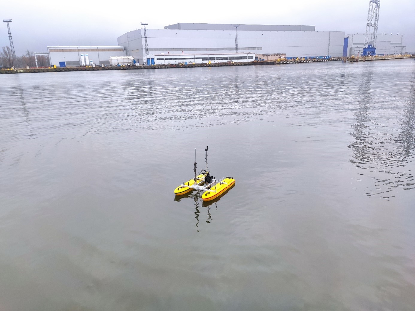 Dron ASV podczas nawodnych testów na wodach Odry.