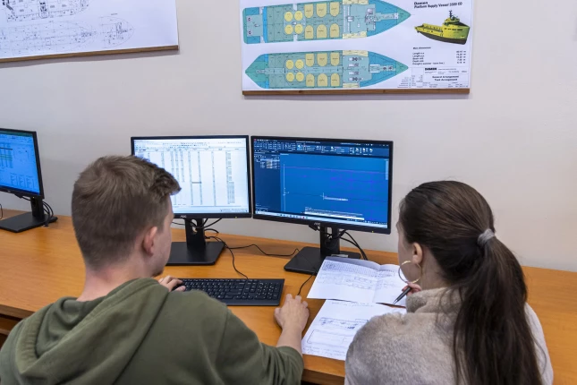 Studenci podczas zajęć z projektowania