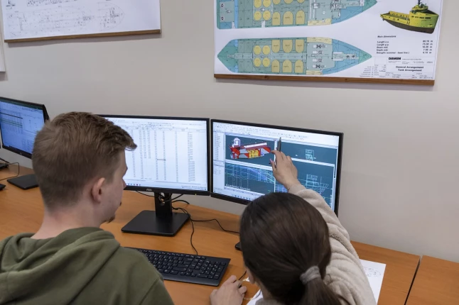 Studenci podczas zajęć z projektowania